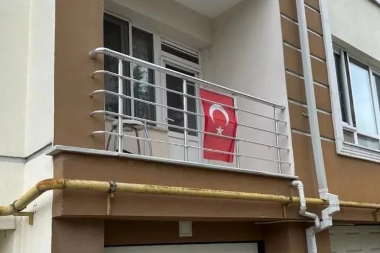 Türk bayrağını indiren şahsa ev hapsi cezası!