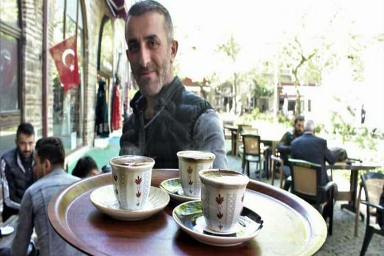 Türk kahvesini cezve yerine fincanda pişiriyor
