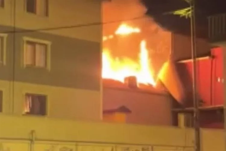 Tuzla’da 2 katlı binanın çatısı alev alev yandı