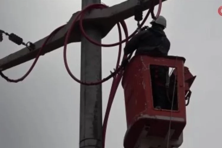 UEDAŞ ekipleri, lodosun sebep olduğu elektrik kesintileri için aralıksız çalışıyor