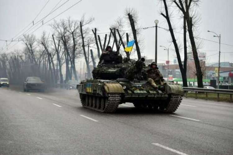Ukrayna'da halk cepheden dönen tankları sevgiyle karşıladı