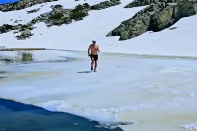 Uludağ'da buz tutan gölde yüzdüler