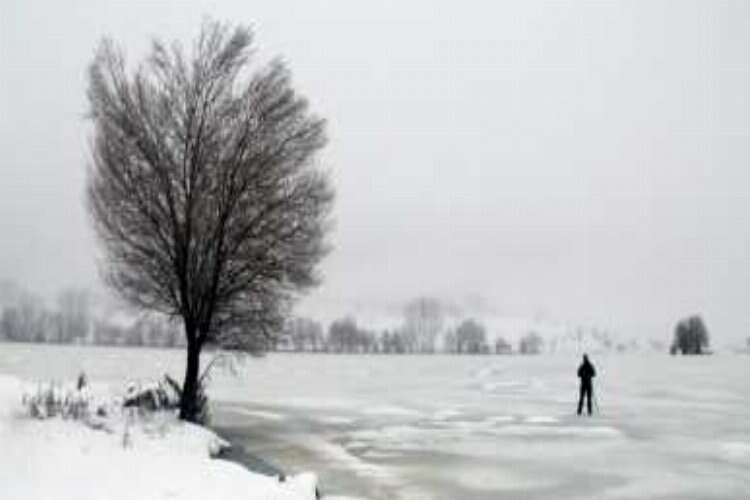 Uludağ'ın eteğinde muhteşem güzellik...Buz tutan göletin üzerinde metrelerce yürüdü