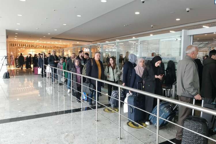 Vatandaşlar yeni açılan Ankara-Sivas Yüksek Hızlı Treni önünde uzun kuyruklar oluşturdu