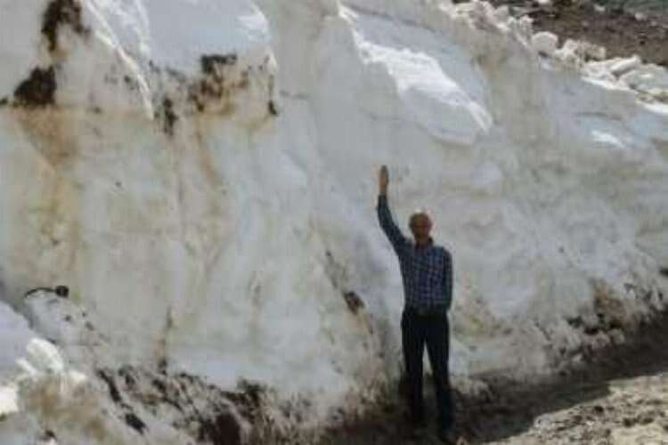Yaz mevsiminde 5 metre karla mücadele
