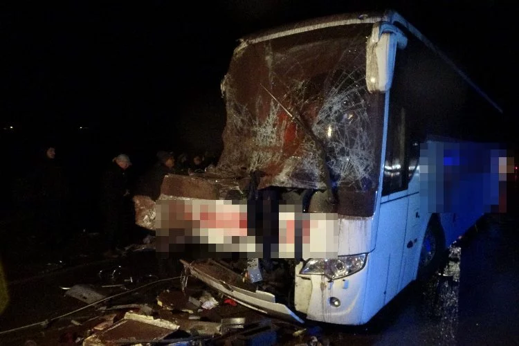 Yolcu otobüsü ile kamyon çarpıştı: 3’ü ağır 9 yaralı