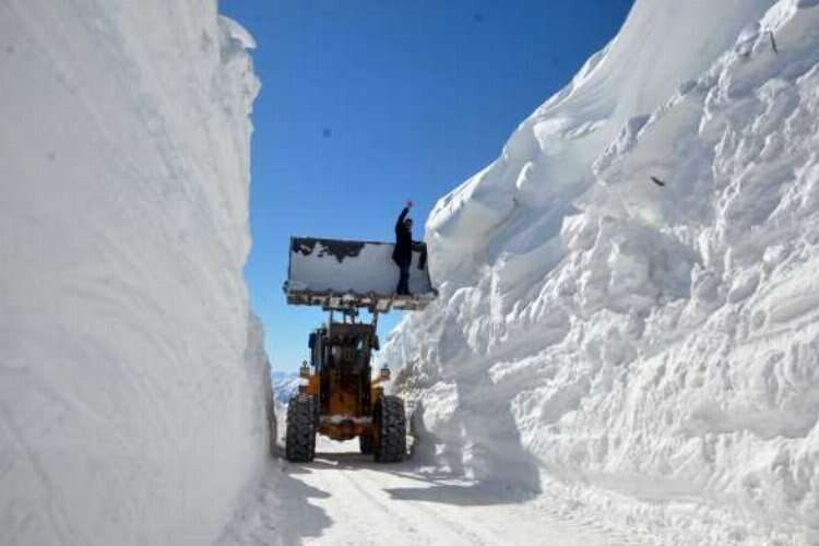 Yüksekova'da 9 metrelik kar tünelleri şaşırtıyor
