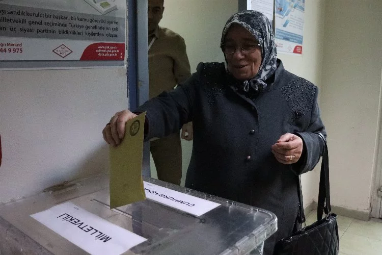 Yurtdışında kalan vatandaşlar oylarını kullanıyor